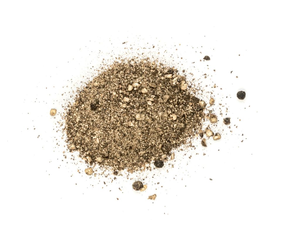 Cracked and ground pepper