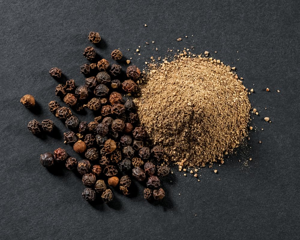 Whole and ground allspice
